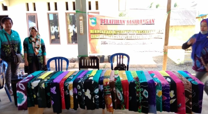IBU IBU PKK BERLATIH MEMBUAT SASIRANGAN.