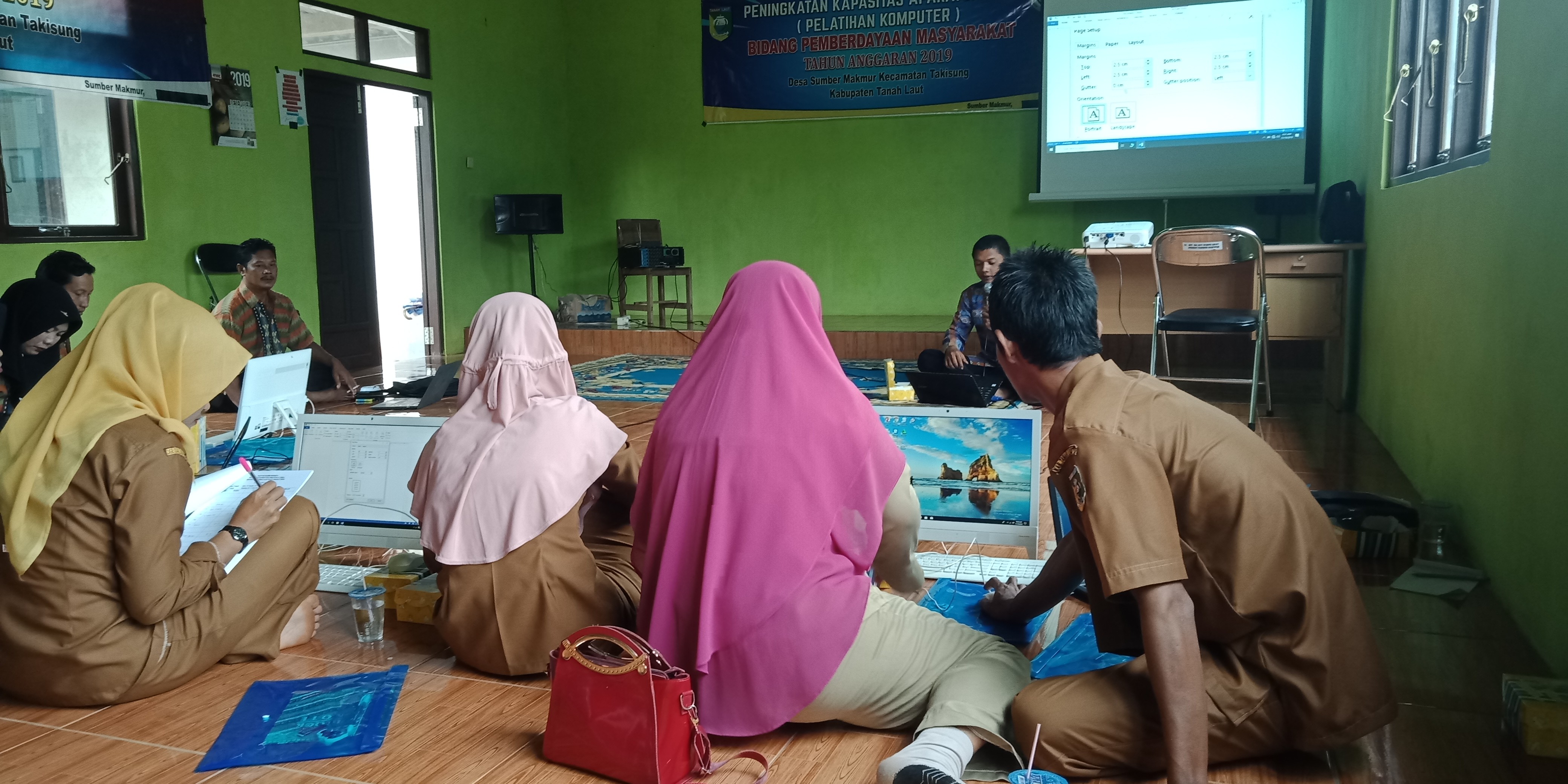 Pelatihan Komputer Perangakat Desa Sumber Makmur